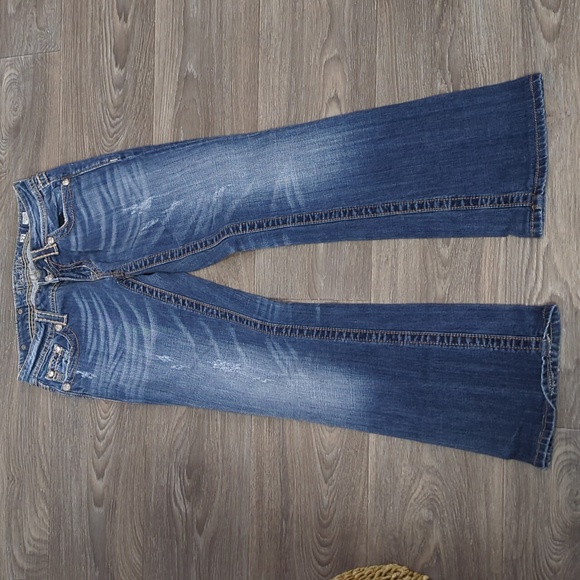 EUC Miss Me Beautiful Embroidery Emblishment Jeans - Picture 4 of 9